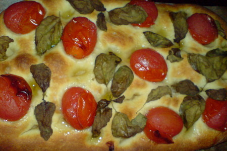 Фокачча с помидорками и базиликом  &amp;фокачча с красным луком и козьим сыром: шаг 8