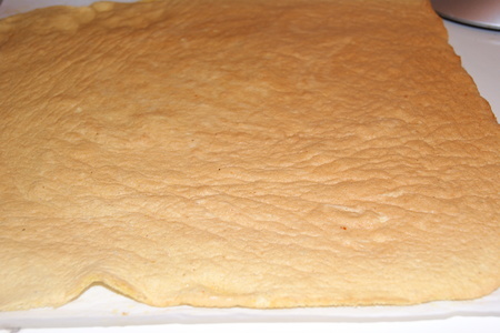 Сливочно-малиновый рулет из орехового  бисквита: шаг 1
