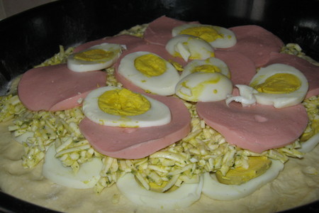 Пирог  с начинкой из плавленных сырков,яиц и колбаски: шаг 5