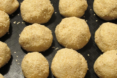 Творожно кокосовые пончики в кунжуте.: шаг 4
