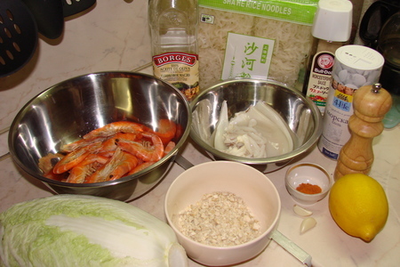 Салат из рисовой лапши с креветками и кальмарами: шаг 1