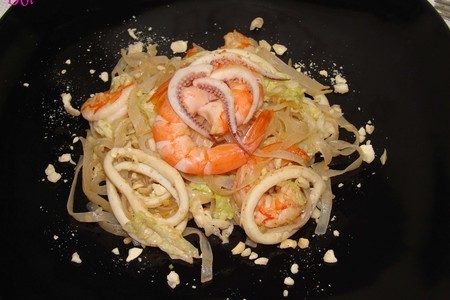 Салат из рисовой лапши с креветками и кальмарами: шаг 9