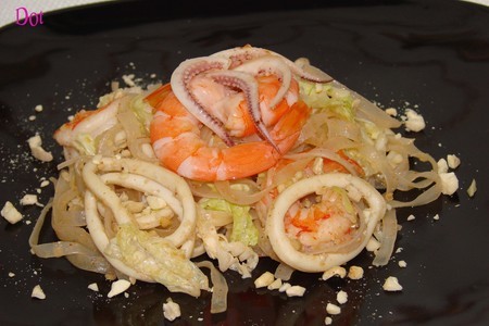 Салат из рисовой лапши с креветками и кальмарами: шаг 10