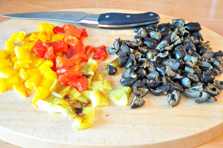 Салат с запеченным перцем и маслинами.: шаг 4