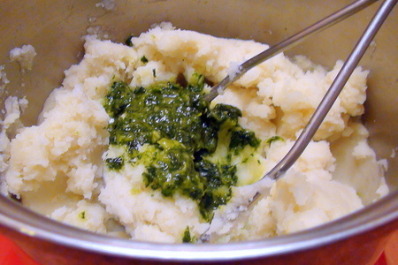 Ароматное картофельное пюре с кинзой и чесноком для ирис.: шаг 4