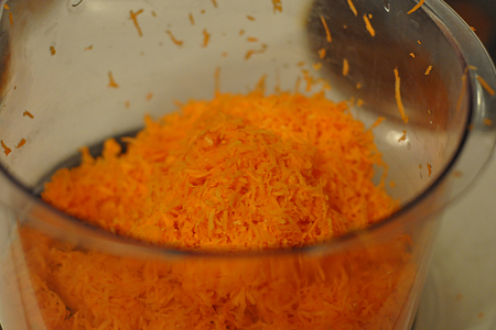 Морковно-апельсиновый рулет с карамельным соусом, миндалем и творожной начинкой: шаг 1