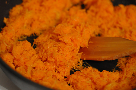 Морковно-апельсиновый рулет с карамельным соусом, миндалем и творожной начинкой: шаг 4