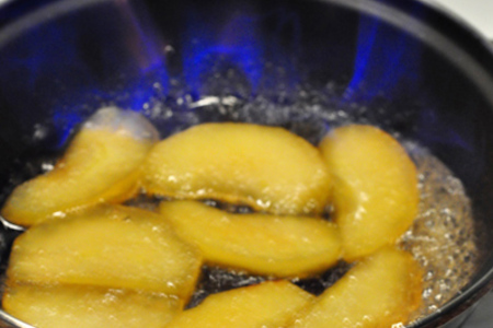 Фуа-гра с карамелезированными яблоками фламбе и  яблочно-медово-соевым  соусом: шаг 6