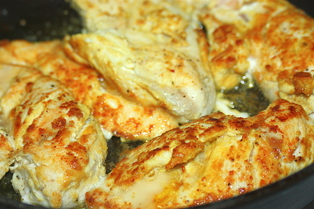 Курица с горчичной корочкой в соусе из белого вина с луковым ассорти.: шаг 4