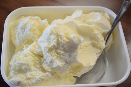 Жареное мороженое "искушение" под брусничным соусом: шаг 1