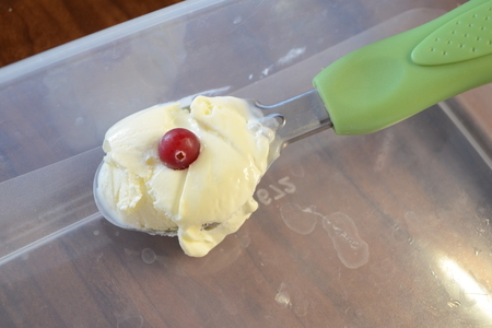 Жареное мороженое "искушение" под брусничным соусом: шаг 2