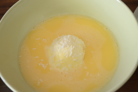 Жареное мороженое "искушение" под брусничным соусом: шаг 7