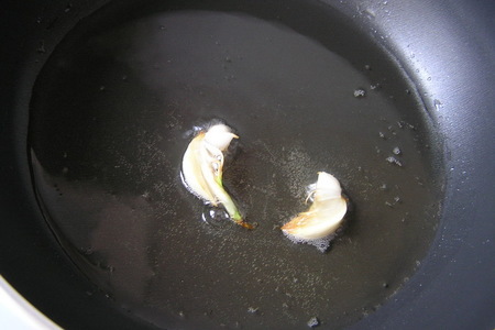 Жареный картофель с овощным рагу и чесноком : шаг 1