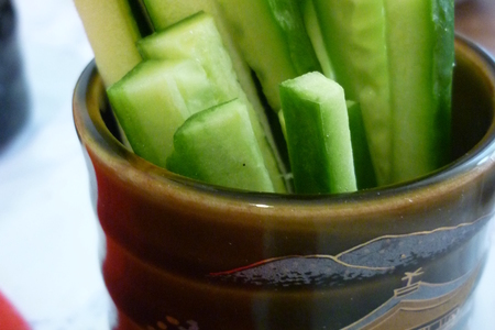 Суши  со слабосоленой форелью,крабовыми палочками под карри соусом: шаг 1