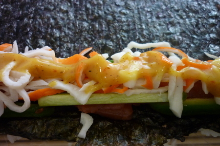 Суши  со слабосоленой форелью,крабовыми палочками под карри соусом: шаг 7