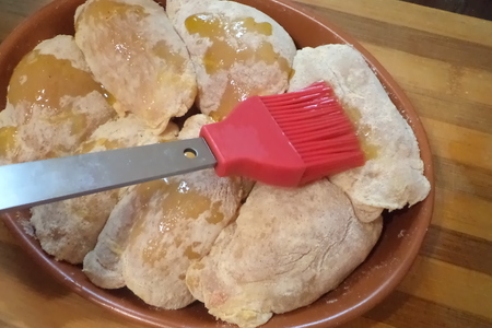 Бедрышки цыпленка запеченные на яблочной перинке с острой приправой и кунжутом.: шаг 2
