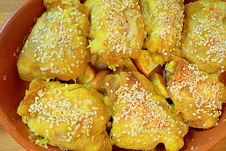 Бедрышки цыпленка запеченные на яблочной перинке с острой приправой и кунжутом.: шаг 4