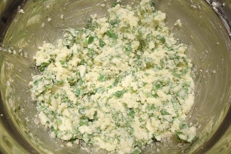 Томатный хлеб с чесноком, сыром и зеленью: шаг 5