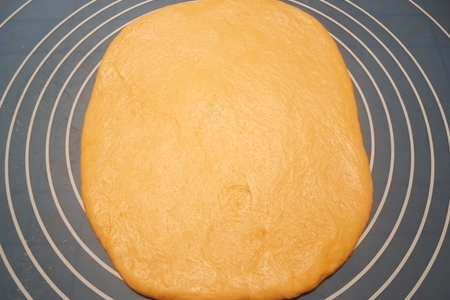 Томатный хлеб с чесноком, сыром и зеленью: шаг 8