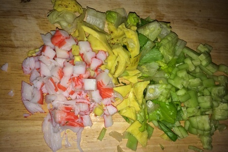 Лодочки из авокадо с овощами и крабовыми палочками: шаг 3