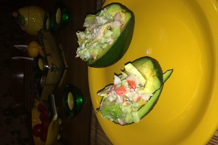Лодочки из авокадо с овощами и крабовыми палочками: шаг 5