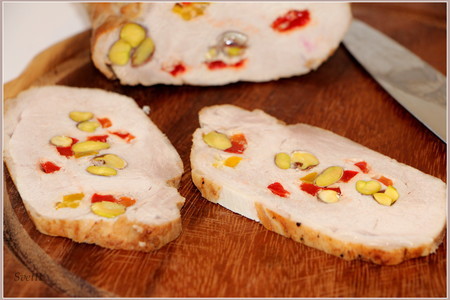 Свиной карбонад шпигованный сладким перцем и фисташками, на бутерброд или просто так: шаг 8