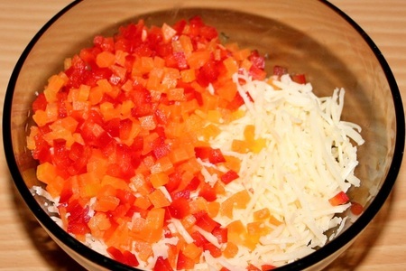 Салат с креветками в сырно-овощных тарталетках "калейдоскоп": шаг 1