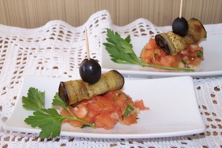 Тартар из помидоров и зелени с баклажаном и маслинами: шаг 6