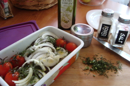 Камбала,запечённая с помидорками, луком,укропом и прованскими травами: шаг 3