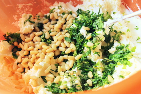Равиоли с сыром, зеленью и кедровыми орехами под соусом из шпината и грана подано: шаг 2