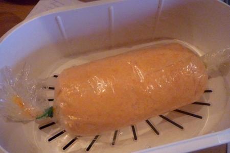 Куриная колбаса с домашней пастой и соусом "морковная принцесса": шаг 3