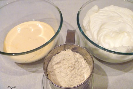 Пирожные бисквитные с йогуртово-сливочным кремом, клюквой и бананами: шаг 2
