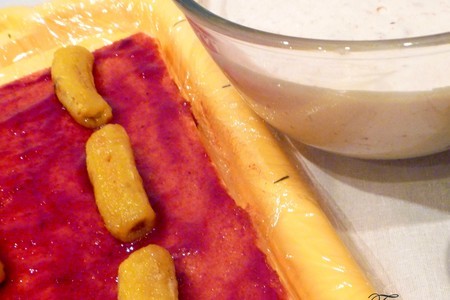 Пирожные бисквитные с йогуртово-сливочным кремом, клюквой и бананами: шаг 6