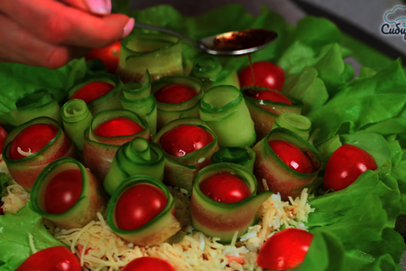 Салат с тунцом и свежими овощами в листьях салата: шаг 7