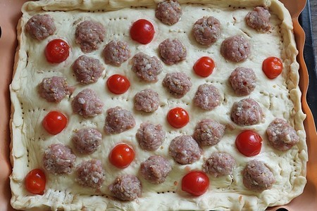 Двойная пицца с помидорами и фрикадельками #махеевъ : шаг 11