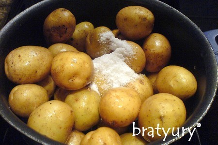 Картофелины, запечённые в духовке и залитые зелёным соусом с авокадо: шаг 2