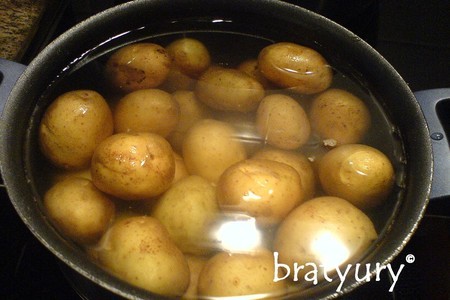 Картофелины, запечённые в духовке и залитые зелёным соусом с авокадо: шаг 3