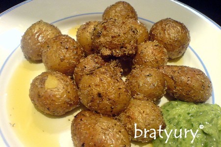 Картофелины, запечённые в духовке и залитые зелёным соусом с авокадо: шаг 6