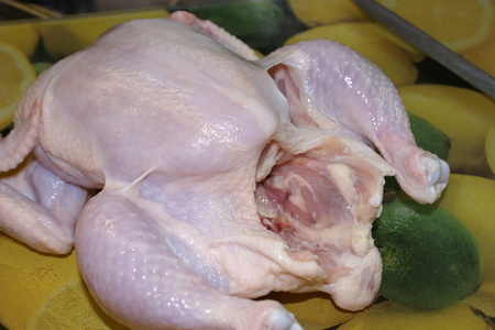 Курица без костей фаршированная фисташками и телятиной с фруктами: шаг 1