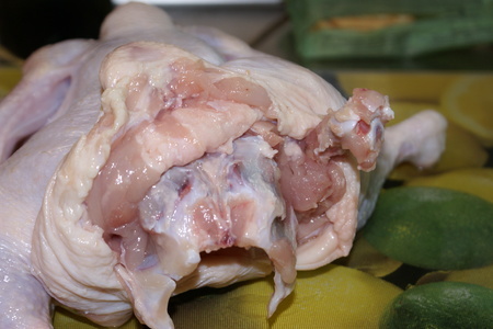 Курица без костей фаршированная фисташками и телятиной с фруктами: шаг 2