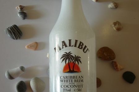 Возле барной стойки- коктейли с  кокосовым  ликером  "malibu".: шаг 5