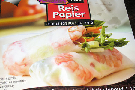 Рулетики из рисовой бумаги с салатом из курицы по тайски: шаг 5