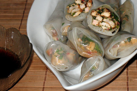 Рулетики из рисовой бумаги с салатом из курицы по тайски: шаг 6