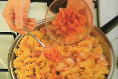 Фото к рецепту: Макароны в соусе из креветок