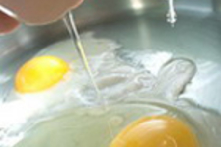 Фото к рецепту: Яичница с сыром и солеными огурцами