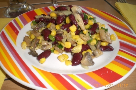 Фото к рецепту: Салат из фасоли, кукурузы и шампиньонов