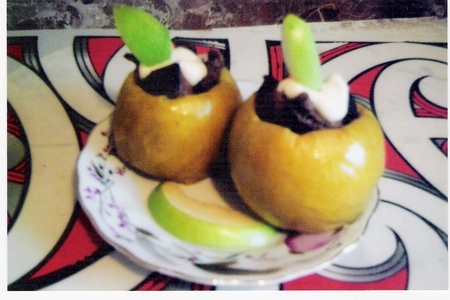Фото к рецепту: Яблоки фаршированные уткой