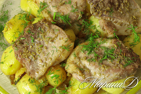 Фото к рецепту: Запеченная свинина с фенхелем, лимонным картофелем и луком.