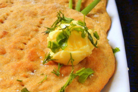 Фото к рецепту: Картофельные лепёшки из цельнозерновой муки с «зелёным» маслом.