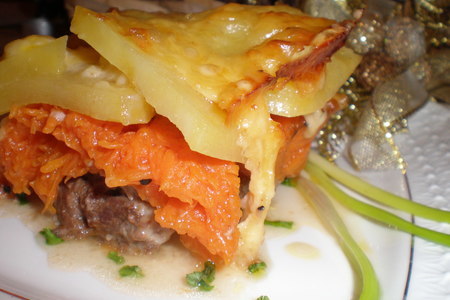 Фото к рецепту: Свинина, запеченая  с тыквой и картофелем под соусом бешамель
